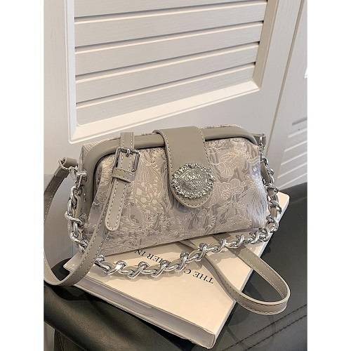 حقيبة يد نسائية مع سلسلة معدنية