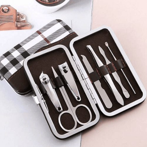 طقم العنايه بالاظافر مع حافظه جلديه