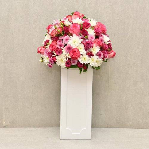 ديكور خشب ابيض و مجموعة ورود ملونة مع طباعة كارت موديل رقم.RS-71