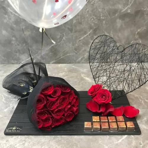 صينية الحب القوي الخشبية مع باقة ورد والشوكولاتة الفاخرة