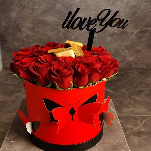 بوكس الفراشات الحمراء مع الورد والشوكولاتة