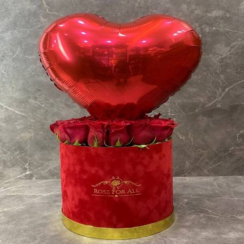 بوكس مخملي احمر مع الورد الجوري وبالون مميز