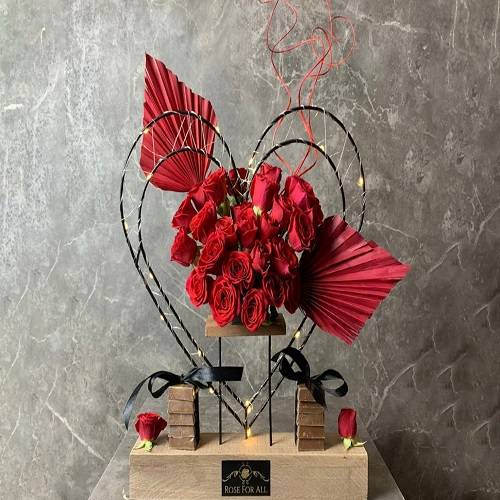 ستاند الحب على شكل قلب مع اضاءة ورد الجوري رقم.7
