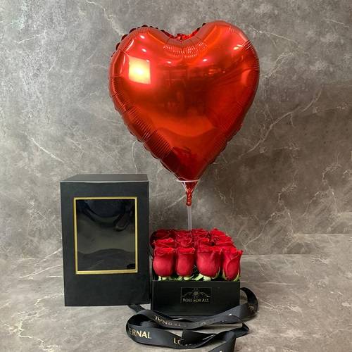 بوكس الحب مع ديكور من الورد الجوري وبالون رقم.9 