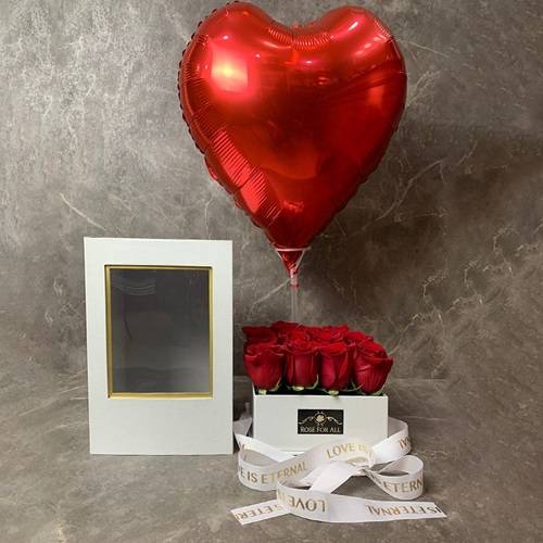 بوكس الحب مع ديكور من الورد الجوري وبالون وقلب رقم.10