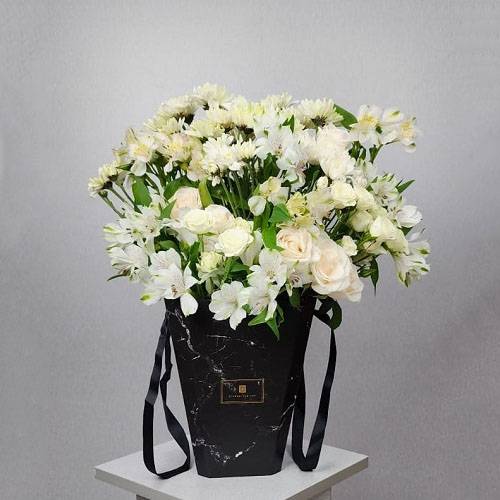 بوكس كبير مع مجموعة جميله من الورود اسود