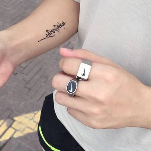  نيكي سينيشر خاتم بتصميم