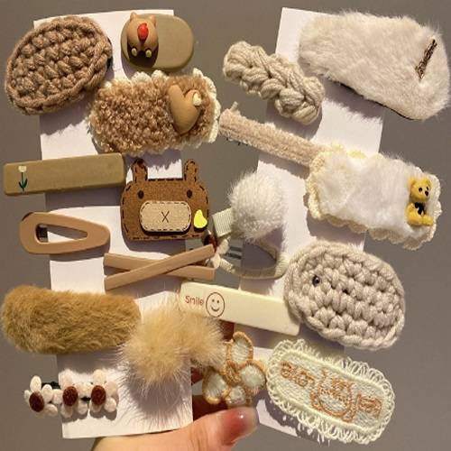 مشابك الشعر الصوفيه باللون الترابي