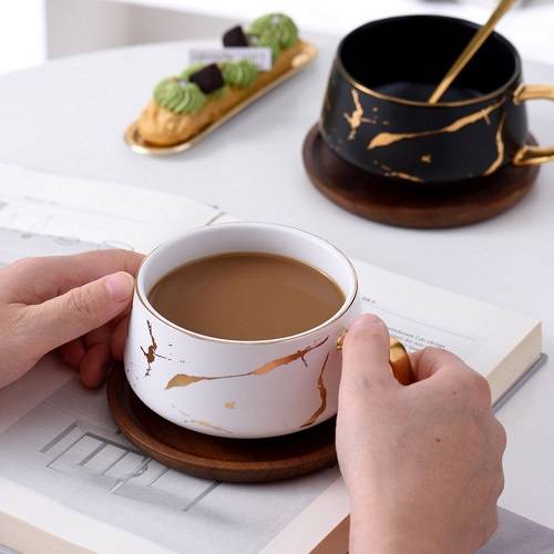 مجموعة اكواب وصحون خزفية بالوان الرخام