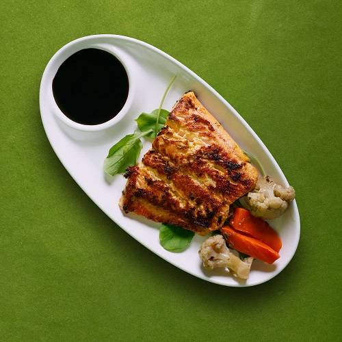 وجبة سالمون مشوي بصوص العسل والليمون