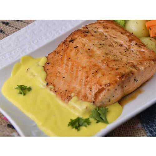 وجبة سالمون مشوي بصوص الزبدة والليمون