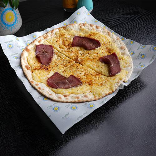 فطيرة بسطرمه مع الجبن