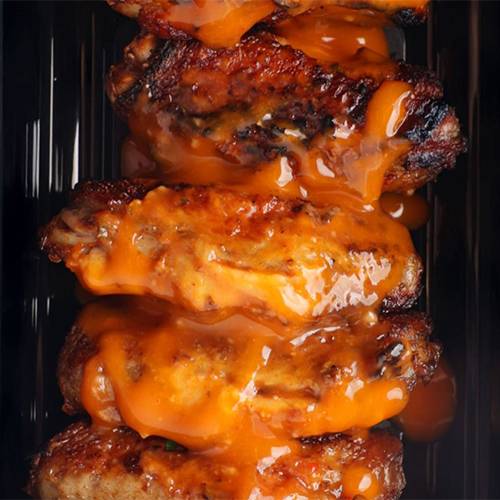 اجنحة دجاج مشوية مع صوص البافلو