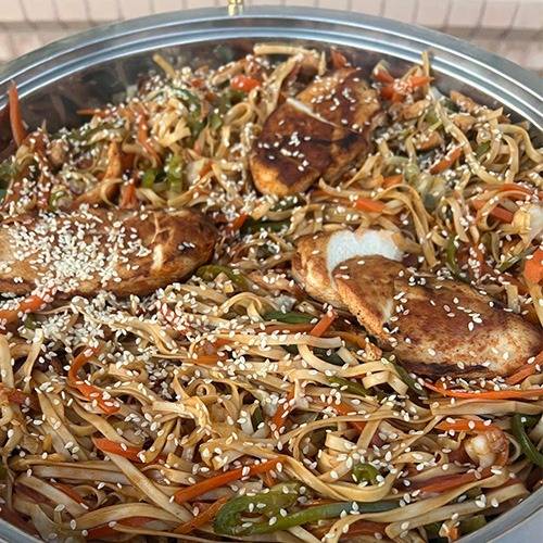 نودلز بالخضار والدجاج