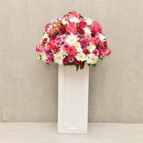 ديكور خشب ابيض و مجموعة ورود ملونة مع طباعة كارت موديل رقم.RS-71