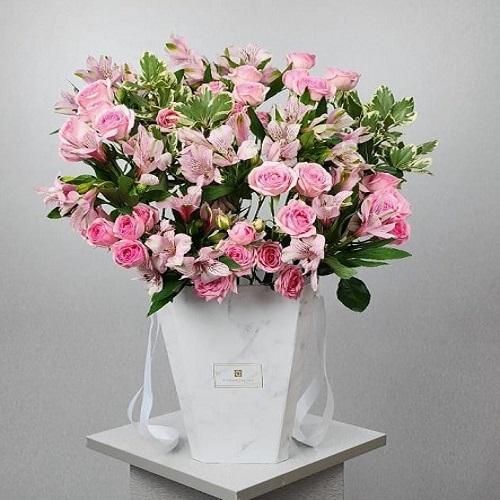 بوكس كبير مع مجموعة جميله من الورود ابيض 