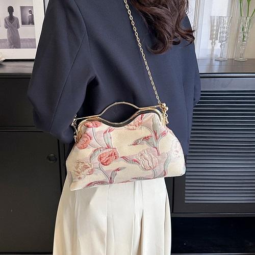 حقيبة مع نقش زهرة