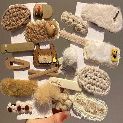 مشابك الشعر الصوفيه باللون الترابي