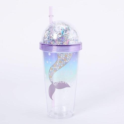 كوب مع ماصة