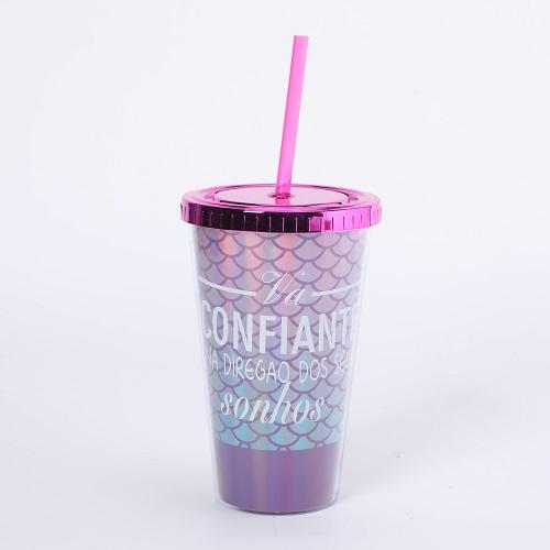 كوب مع ماصة