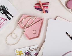 اكسسوارات نسائية وميك اب