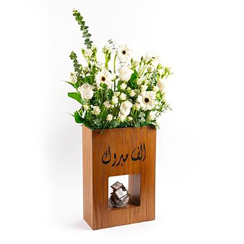 ديكور خشبي بني مع ورود مع الكاكاو مطبوع عليه عبارة موديل رقم.RS164