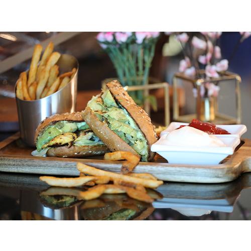 ساندويتش دجاج بالافوكادو