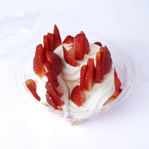 سلطة فواكه عشاق الفراولة وسط