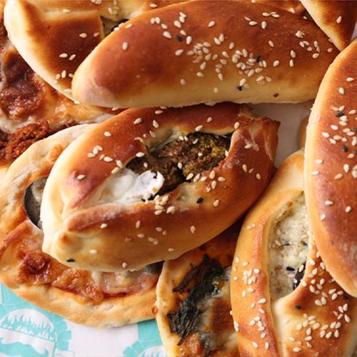 جاط تقديم فطائر صغيرة