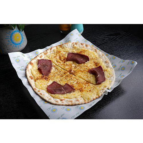 فطيرة بسطرمه مع الجبن والبيض